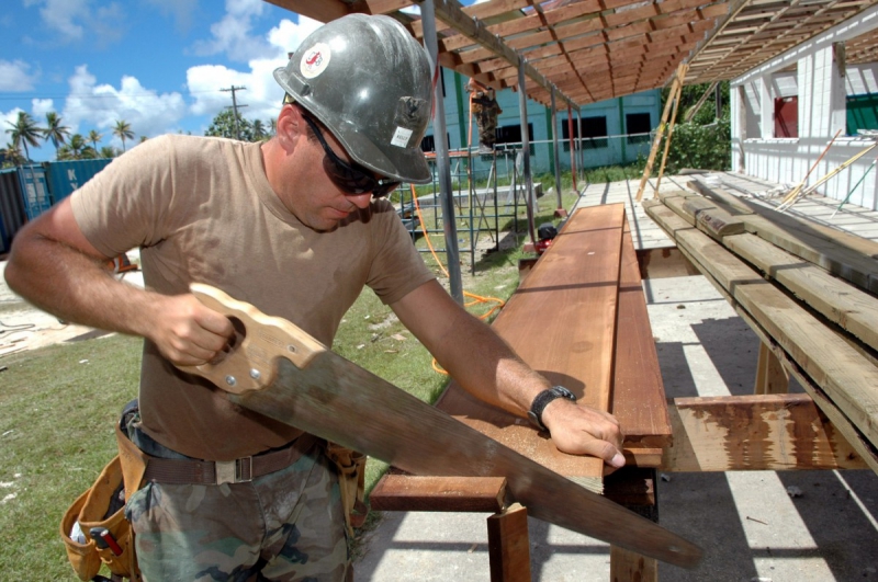 menuisier-DRAGUIGNAN-min_worker_construction_building_carpenter_male_job_build_helmet-893290